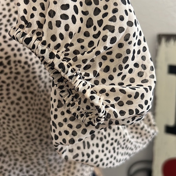 Beige top with black dots and buttons that do not open - Picture 3 of 5